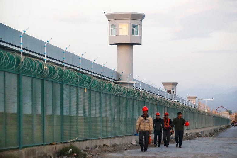 Trump mengatakan dia menahan sanksi Xinjiang karena pembicaraan perdagangan