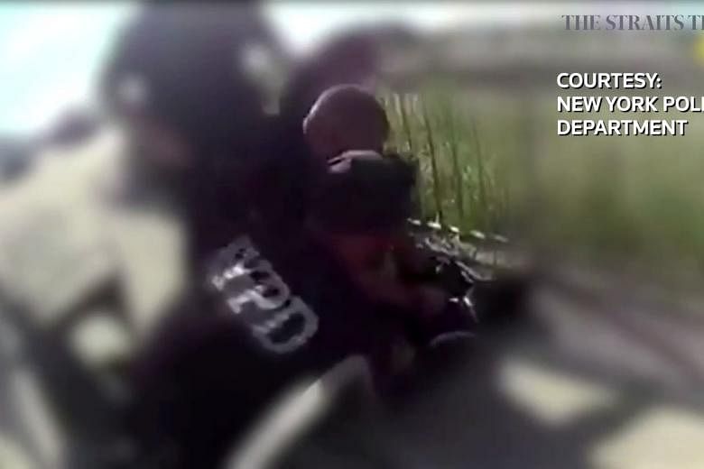 Video yang menunjukkan cekikan pada pria kulit hitam mengarah ke penangguhan polisi New York