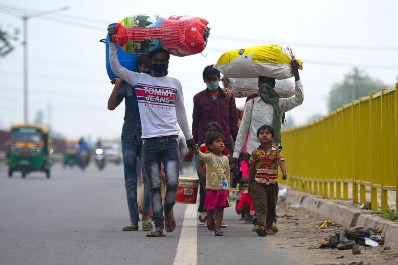 Bus yang melaju kencang membunuh pekerja migran India yang mencoba berjalan pulang