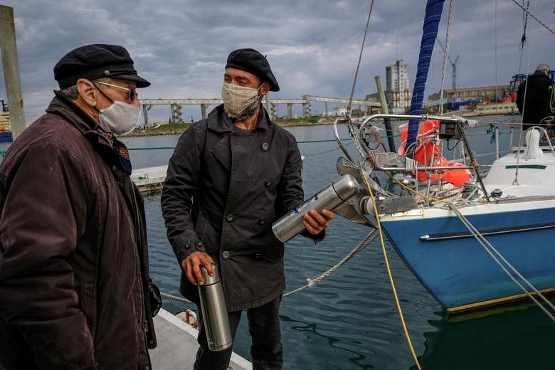Tanpa penerbangan karena virus corona, Argentina berlayar melintasi Atlantik untuk menemui orang tua