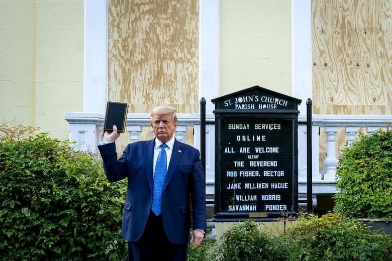 Trump mengatakan dia tidak meminta pengunjuk rasa untuk dipindahkan sebelum berkunjung ke gereja